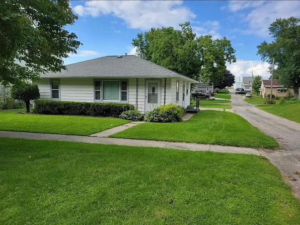 221 E Williams St, Postville, IA 52162