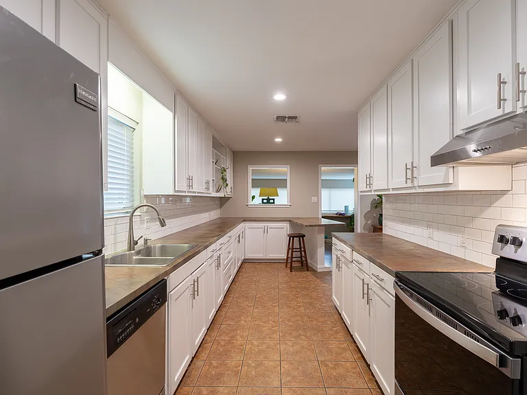 960 Springhill Dr — Photo 4