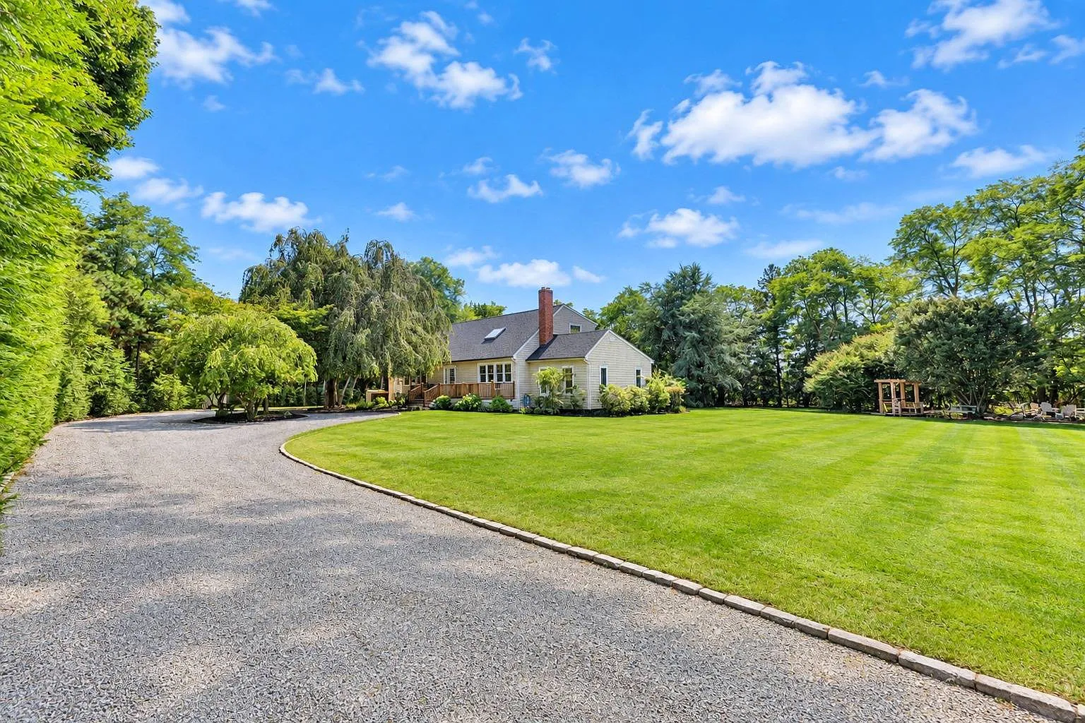 Private Retreat in Southampton with all the modern amenities!! — Photo 2