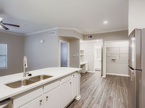 3rd image of 9915 Cypress Creek Pkwy #2104