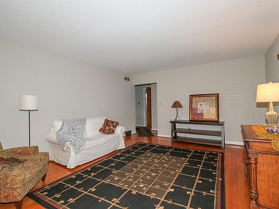 2nd image of 32 Sunset Dr