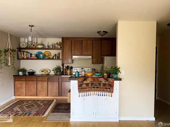 965 Shorepoint Ct APT 211, Alameda, CA 94501
