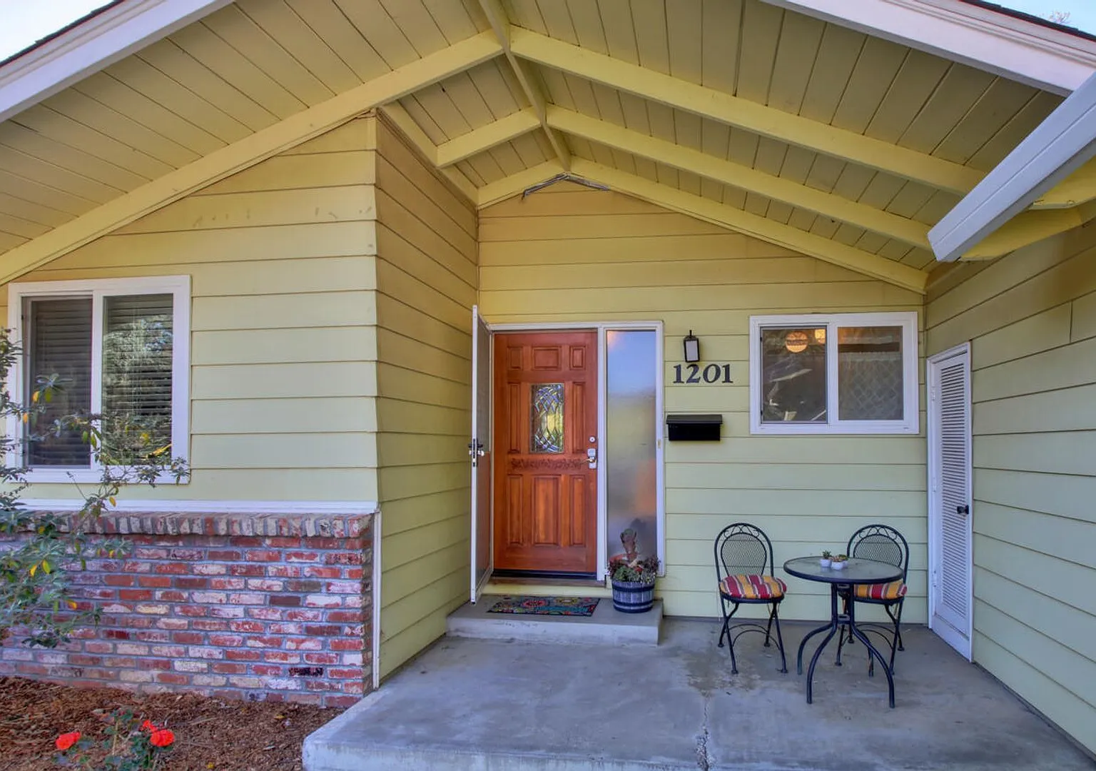 Great Central Davis 3 bedroom 2 bath home — Photo 2