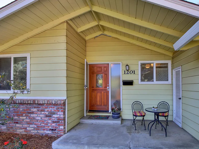 1201 Oak Ave — Photo 2