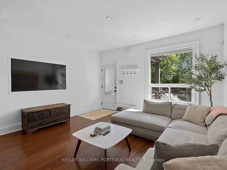 28 Tiverton Ave — Photo 8