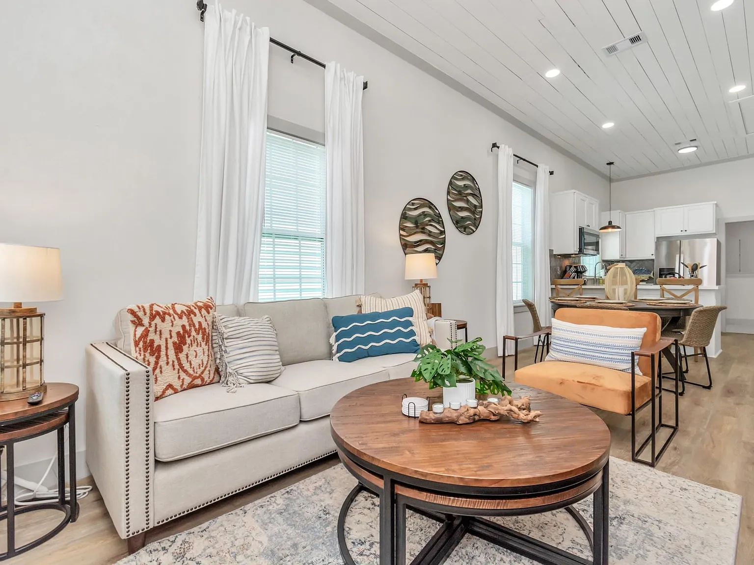 3 bed, 2.0 bath, 1082 sqft, $2,300 — Photo 1