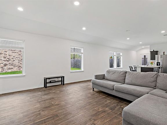 4th image of 2303 Sandcherry Ln