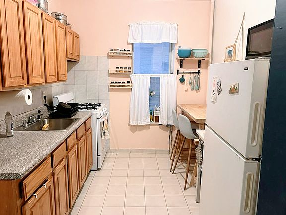 2nd image of 2570 37th St APT 1