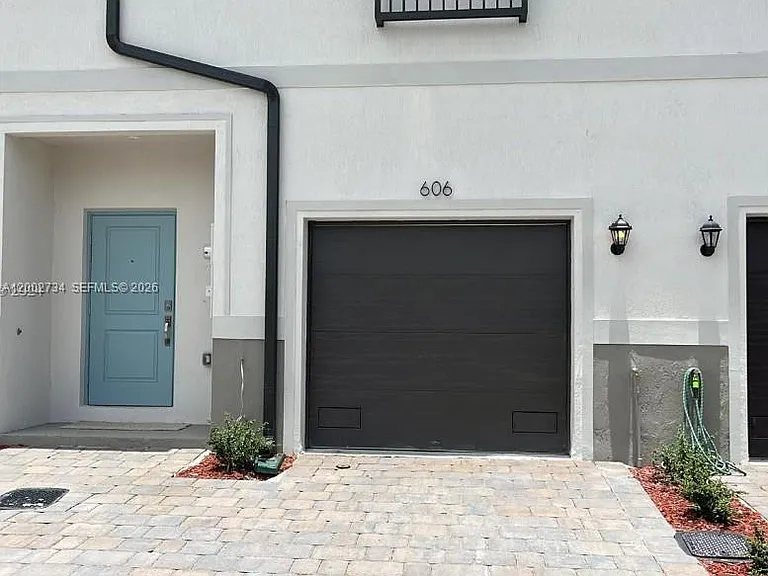606 SW 12th St — Photo 3