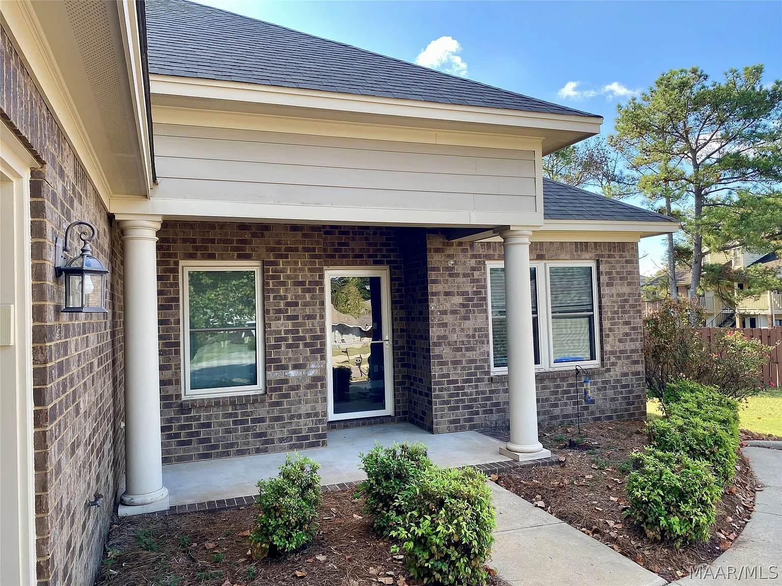 3 bed, 2.0 bath, 1828 sqft, $1,900 — Photo 2