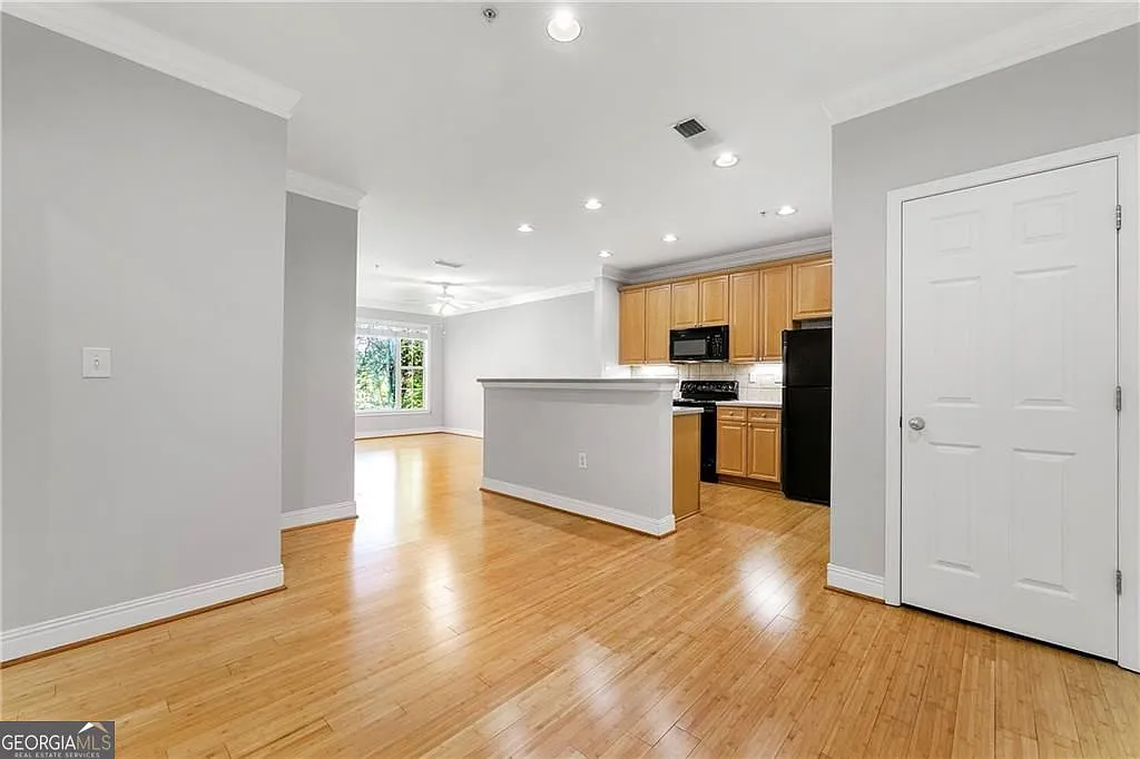1 bed, 1.0 bath, 869 sqft, $1,695 — Photo 2