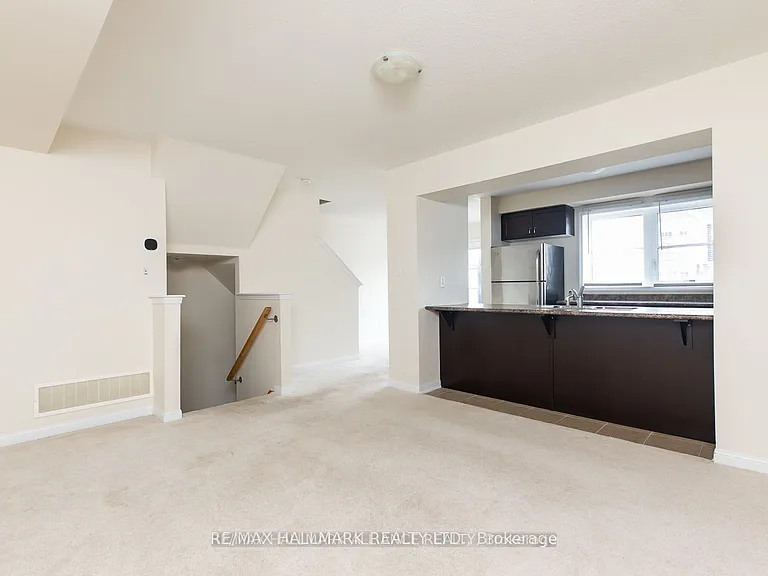 142 Baycliffe Cres — Photo 3