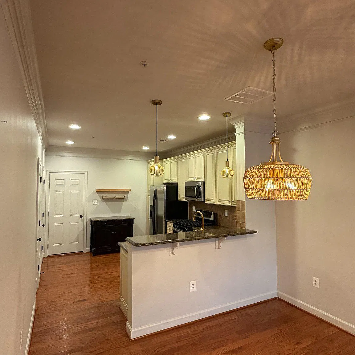 3 bed, 2.5 bath, 1600 sqft, $2,850 — Photo 2