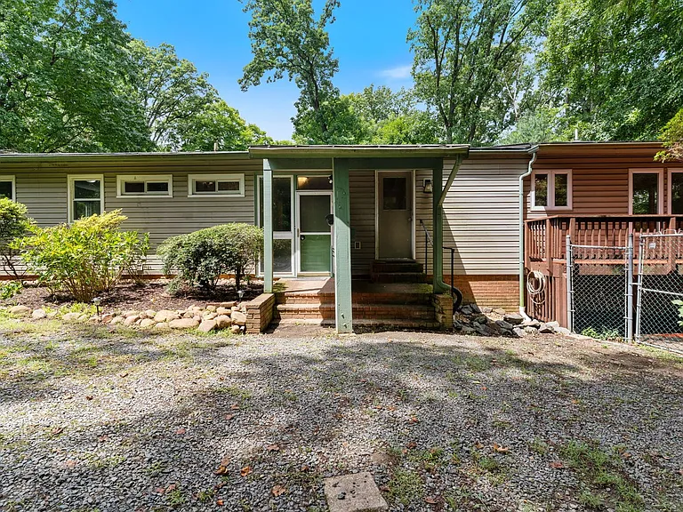 2206 N Taft St — Photo 2
