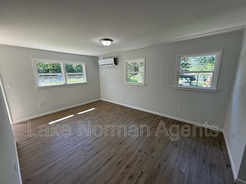 2 bed, 1.0 bath, $1,025 — Photo 2