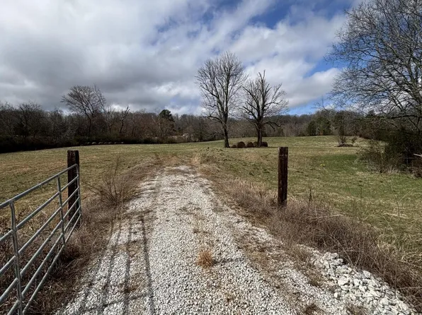 110 Peninsula Rd, Harriman, TN 37748