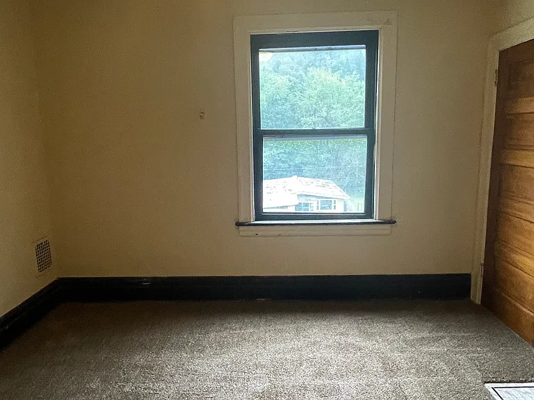 1250 Blackadore Ave — Photo 13