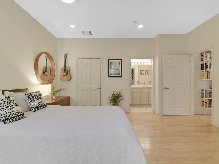 1300 Grand St #417 — Photo 16