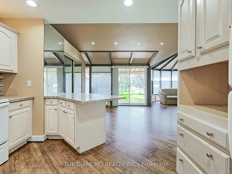 3927 Bloor St W — Photo 5