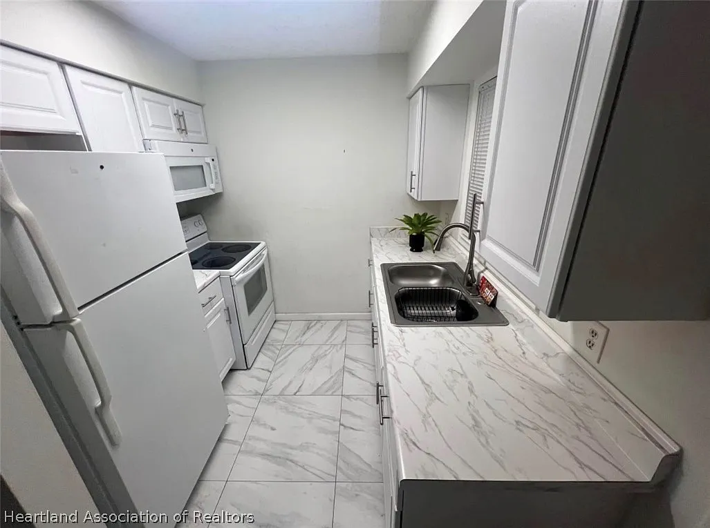 2 bed, 1.5 bath, 968 sqft, $1,200 — Photo 3