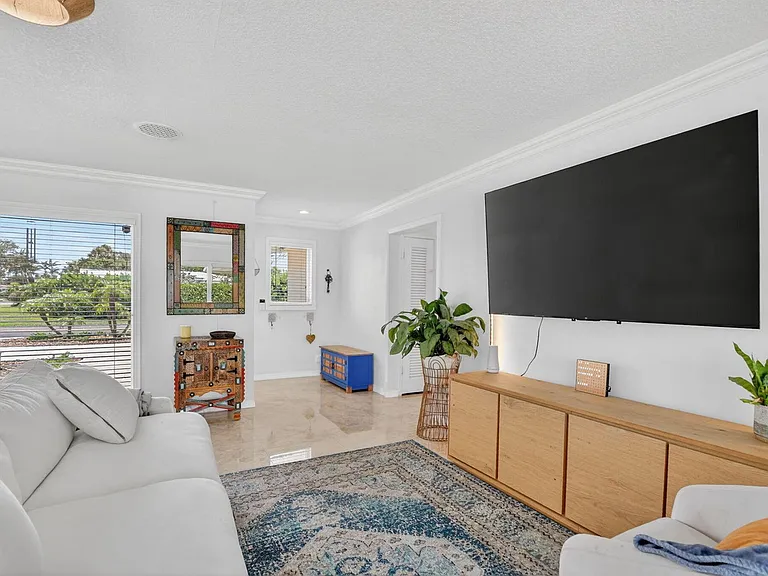 424 SW 7th Way #424 — Photo 1