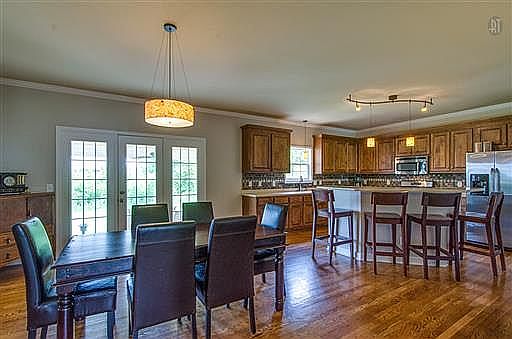 large eat-in kitchen