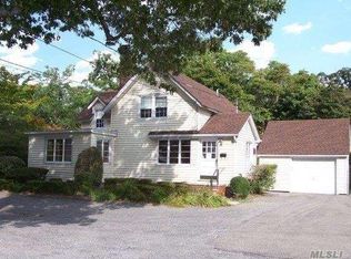 33 Foster Ave, Sayville, NY 11782