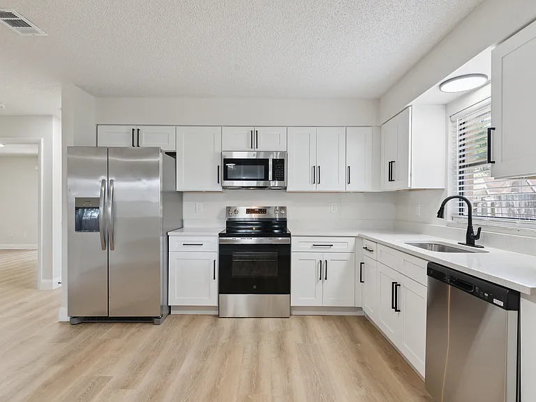 145 E Towne Pl — Photo 2