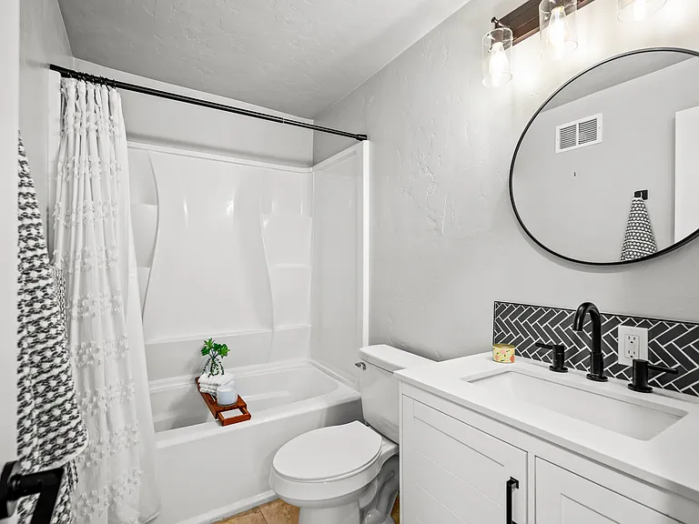2215 W Kootenai St — Photo 21