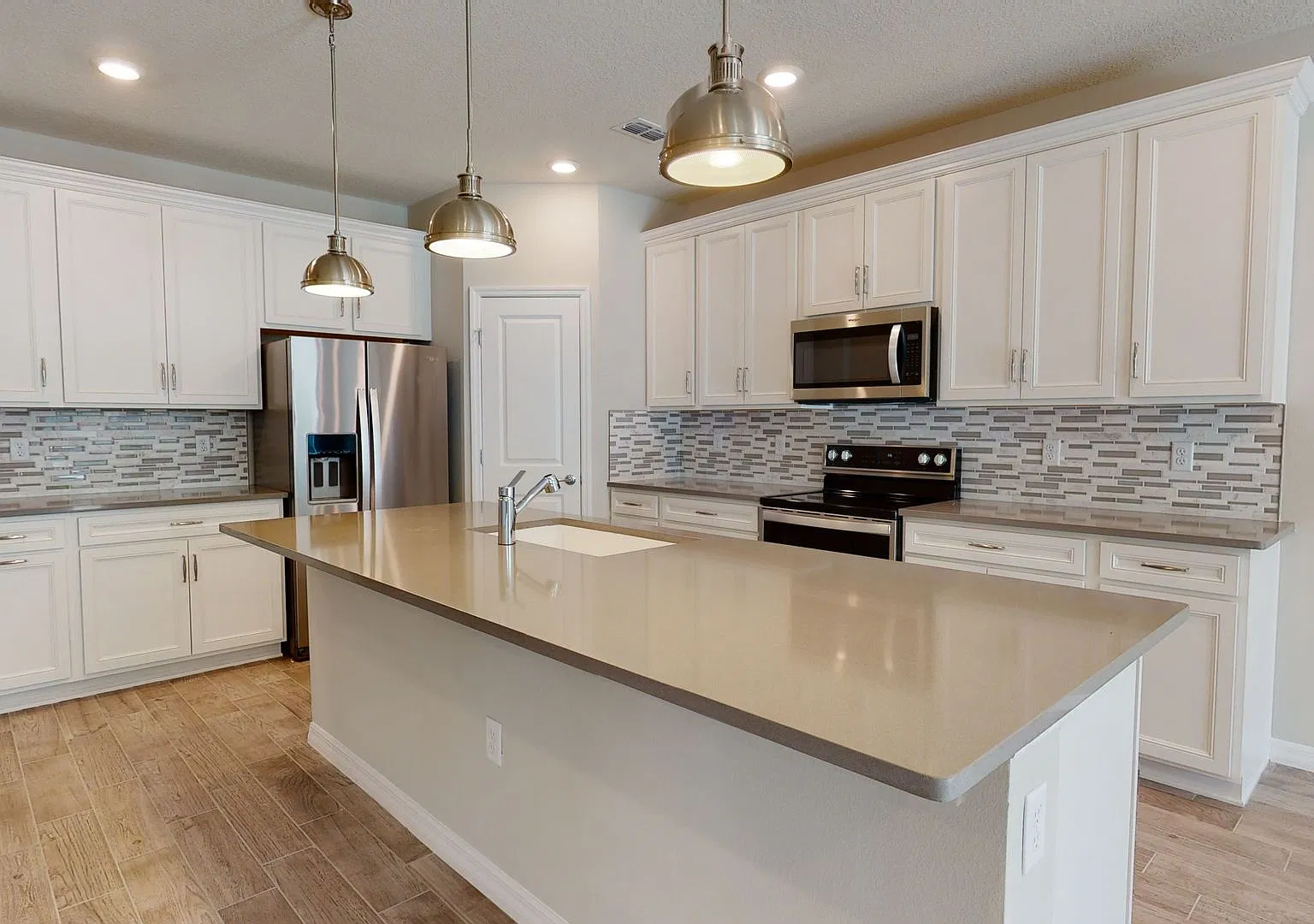 Spacious 5-Bedroom Home in Villages of Valencia 3,500 Sq Ft, 4 Baths & Huge Loft — Photo 3