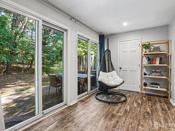 5th image of 48 Morgan Pl