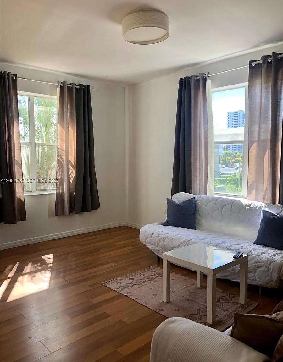 The Elaine Condo — Photo 3