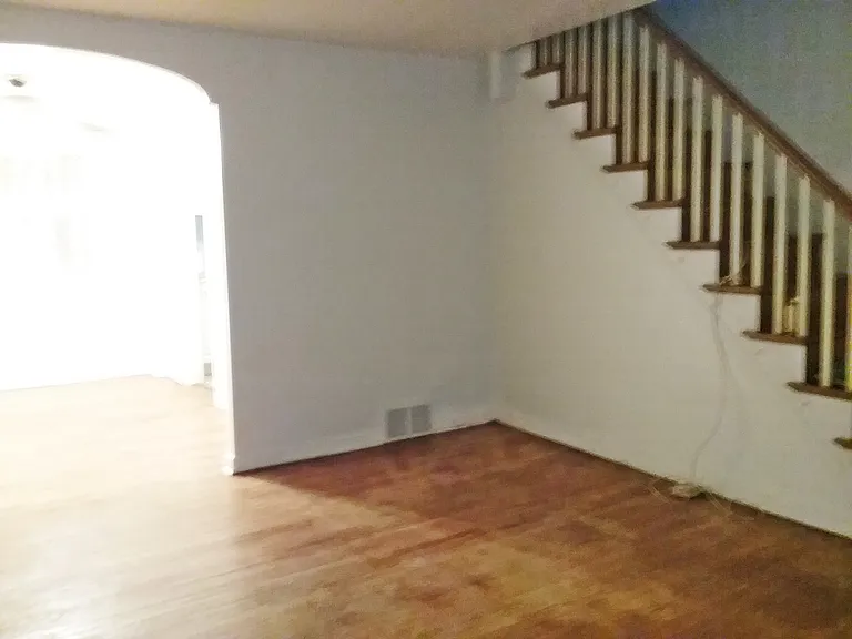5823 Oakland St — Photo 3