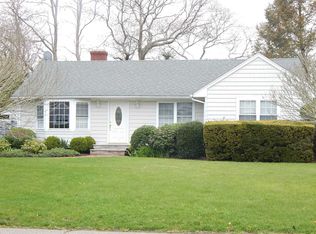 15 Maple St, Westhampton, NY 11978