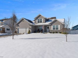 10380 Carrousel Woods Dr, New Middletown, OH 44442