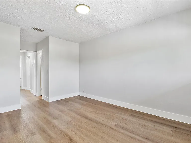 720 NE 7th St #9 — Photo 23