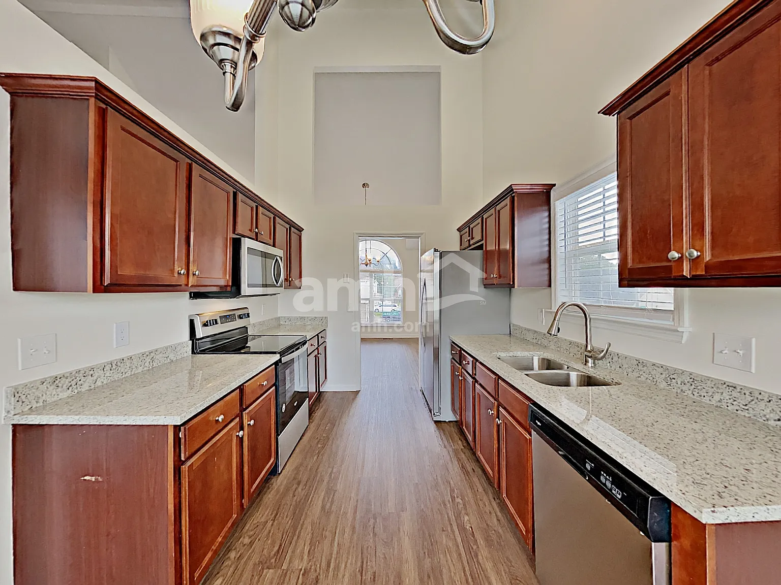5 bed, 3.0 bath, 2001 sqft, $2,520 — Photo 3