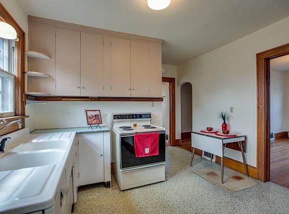2nd image of 370 Sunrise Ave