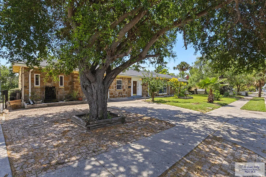 2 bed, 1.0 bath, 5325 sqft, $1,600 — Photo 2