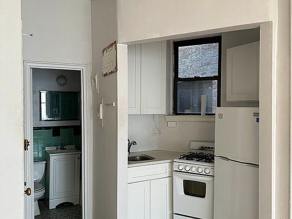 3rd image of 311 E 90th St APT 4B
