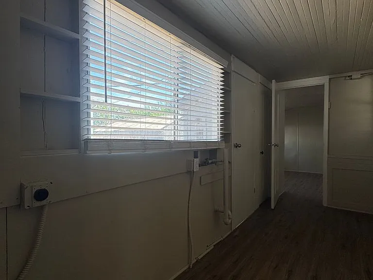 513 E Walnut St — Photo 17