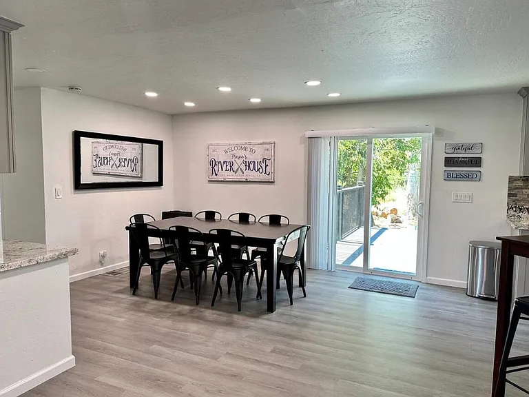 10705 N Lanes Rd — Photo 2