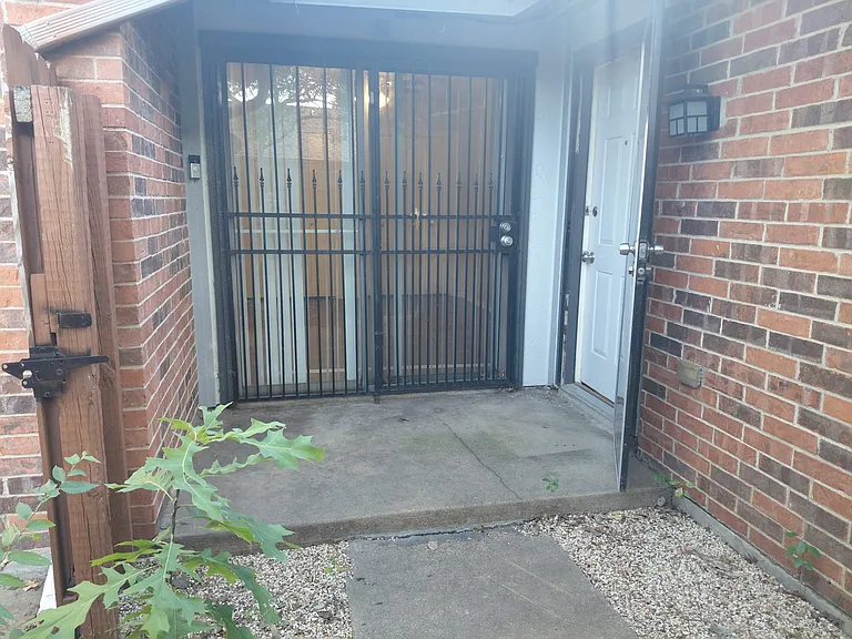 Lago Vista Dr — Photo 18