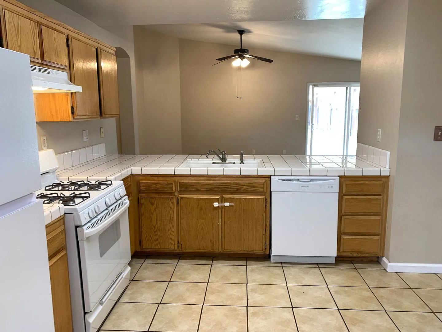 6204 Straub Lane - 3+2 in South Bakersfield - — Photo 4