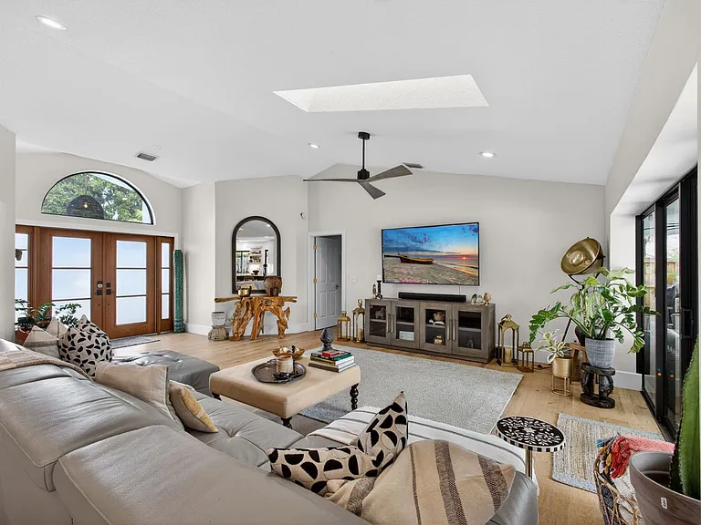 12897 La Rochelle Cir — Photo 11