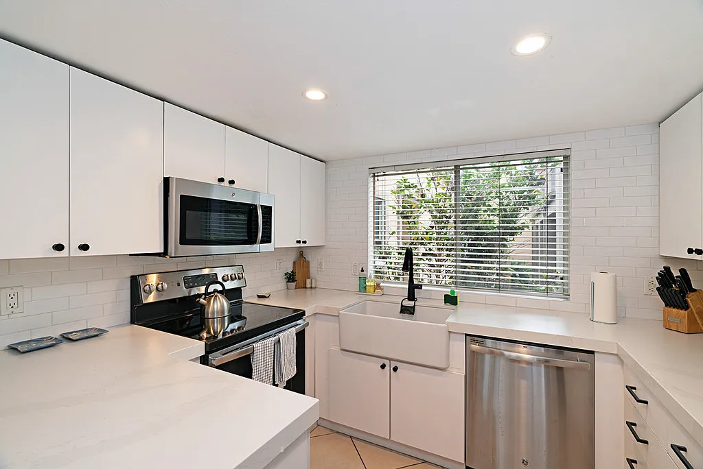 2 bed, 2.0 bath, $5,575 — Photo 2
