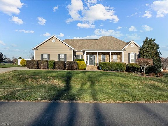4th image of 396 River Run Dr