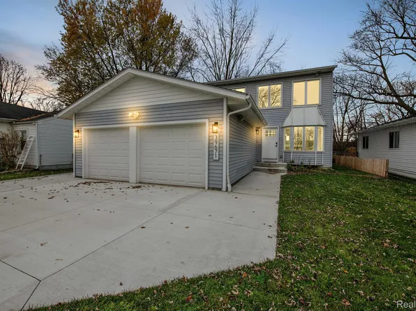 39671 Detroit St, Harrison Township, MI 48045