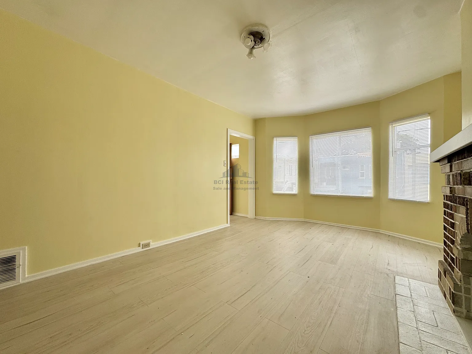 3 bed, 1200 sqft, $4,380 — Photo 4