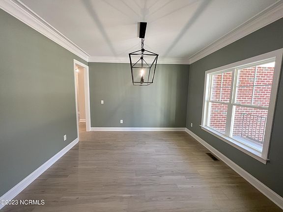 4th image of 806 Brighton Drive
